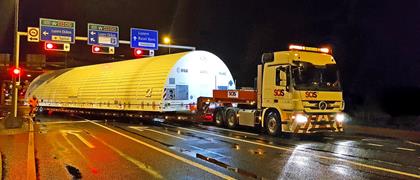 The maximum lifting and lowering of the hydraulic suspension by 600 millimetres enabled crash barriers and road signs to be avoided by the load, which partly protruded by 1.86 metres at the sides.