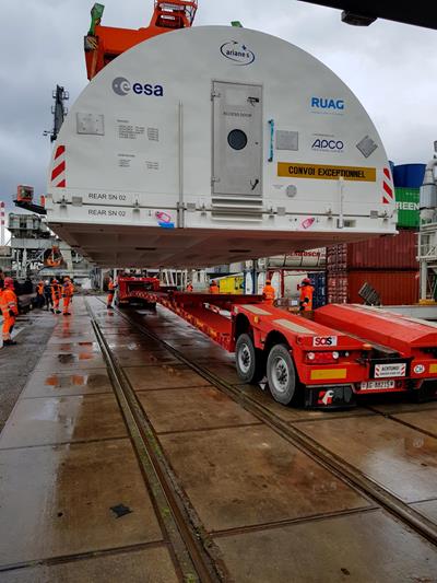 Le porte-engins extra-surbaissé MegaMAX de Faymonville convient parfaitement à de telles tâches de transport.