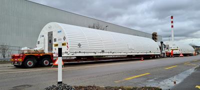 Het planningsteam van Samuel Amsler AG moet met veel aspecten rekening houden bij het transport van een stalen container van 24 ton op zijn Faymonville dieplader.