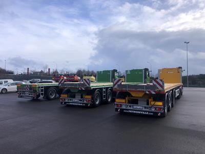 The 2 green TeleMAX flatbed trailers were acquired for subsidiary Soetaert to transport long and heavy sheet piles and milling machines.