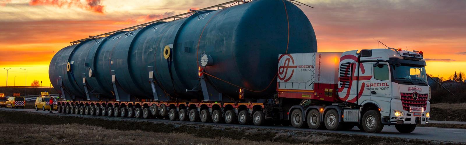 Three days are needed for the distance to move a 195 tons feedwater tank on 26 CombiMAX modular axle lines.