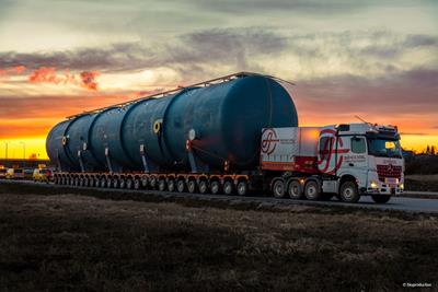 Drie dagen zijn nodig om een 195 ton zware voedingswatertank, rustend op 26 modulaire CombiMAX-aslijnen,te transporteren.