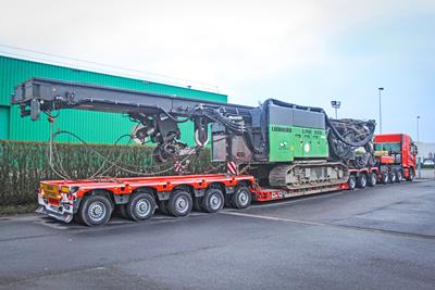 Excursion à la côte avec 90 tonnes sur une semi-remorque extra-surbaissée VarioMAX Plus