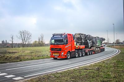 The combination of an 8x4 tractor unit and 3+5 lowbed of the type Faymonville VarioMAX Plus had departed a short while before from the industrial area in Bruges.