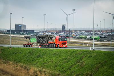 La combinaison d'un tracteur 8x4 et d'une semi-remorque extra-surbaissée 3+5 VarioMAX Plus de Faymonville avait déjà été mise en œuvre peu de temps auparavant dans la zone industrielle de Bruges.