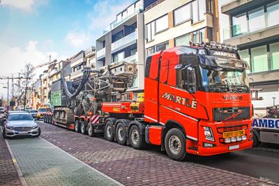 W Belgii poddano sprawdzeniu ustawodawstwo dotyczące transportu ciężkiego i specjalnego. Dzięki dwóm kombinacjom naczep niskopodwoziowych VarioMAX Plus Serge Martlé z rozluźnieniem śledzi dyskusje.