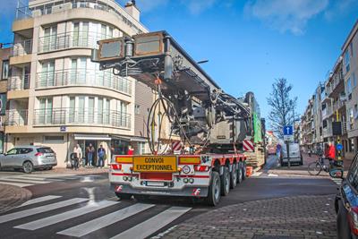 Die Maschine wird bei der Errichtung eines neuen Häuserkomplexes eingesetzt. Es ist das Ende einer 20 Kilometer langen Reise auf einem Faymonville Tieflader.