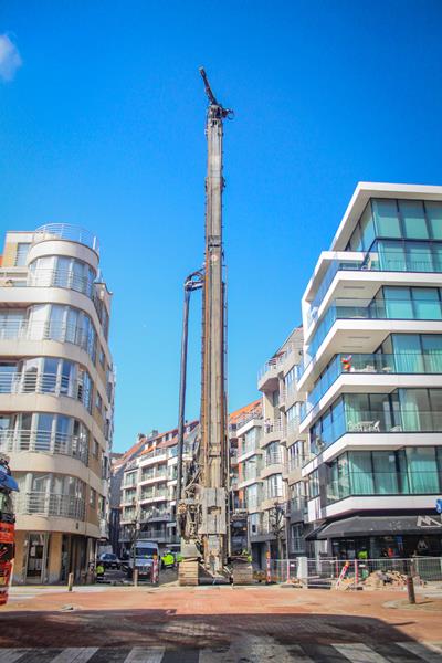 Das Bohrgerät vom Typ Liebherr LRB355 rollt auf seinem Kettenfahrwerk zum Einsatzort.