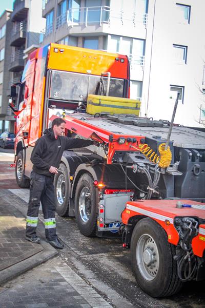 While that is going on, the employees couple the front bogie of the VarioMAX Plus to the low bed semi-trailer again.